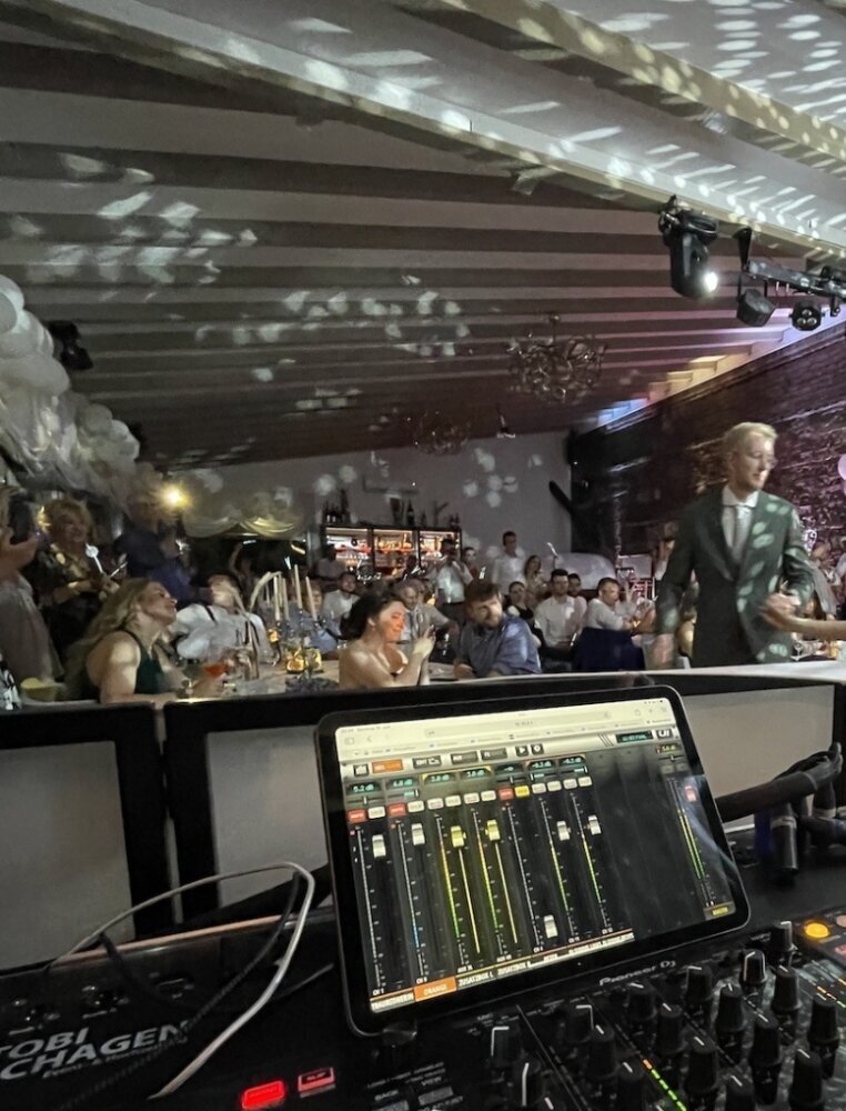 Hochzeits DJ Tobi Schagen legt auf im 12 Apostel Essen.<br />