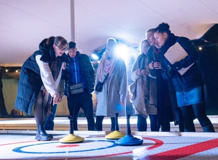 Team beim Eisstockschießen während der Firmenweihnachtsfeier am Seaside Beach in Essen