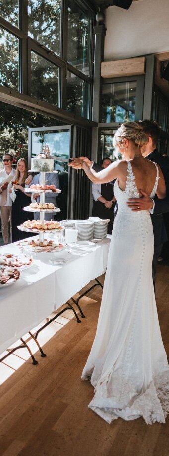 Anschnitt der Hochzeitstorte im Jagdhaus Schellenberg