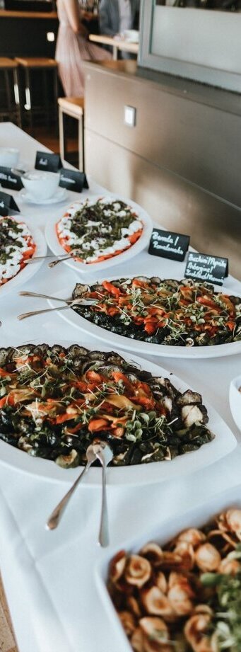 Aufbau des Grillbuffets auf einer Hochzeit im Jagdhaus Schellenberg