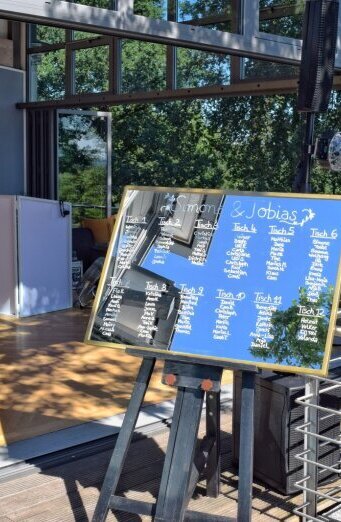 Hochzeitsfeier auf der Sonnenterrasse von Jagdhaus Schellenberg in Essen mit DJ