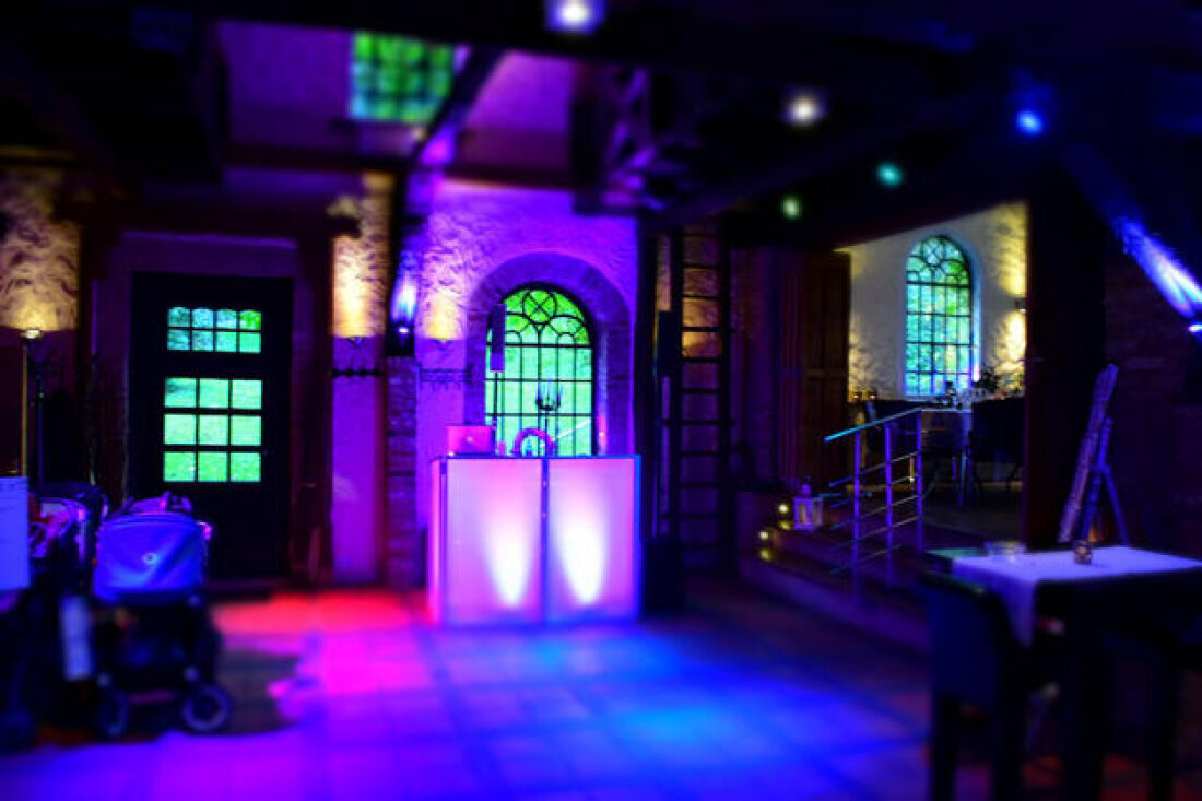 hochzeit-in-der-alten-gaertnerei-von-schloss-gruenewald-dj-hochzeit-solingen