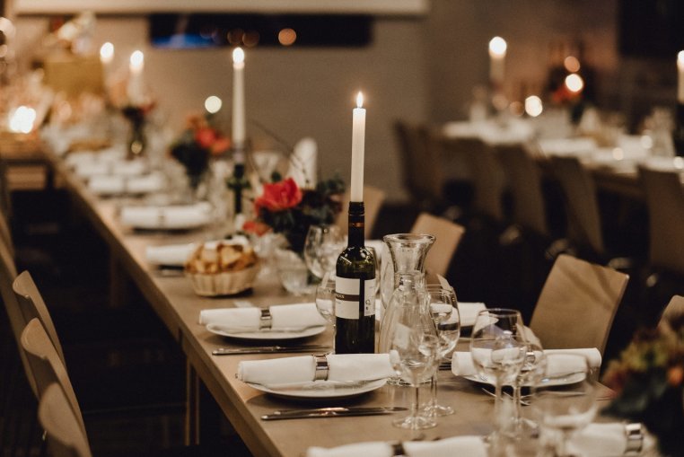 Hochzeit im Kunstsalon Köln. Sitzordnung mit langer Tafel.