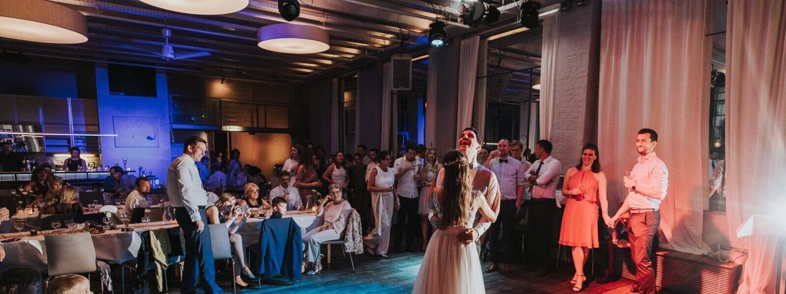 Das Brautpaar eröffnet die Hochzeit mit dem Hochzeitstanz, welchen der DJ spielt