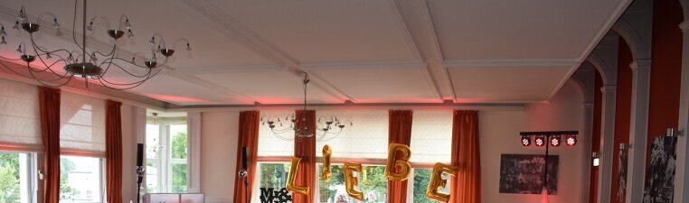 Sitzordnung mit runden Tischen und Stuhlhussen im Parkhaus Hügel. Eine Sitzordnung mit runden Tischen