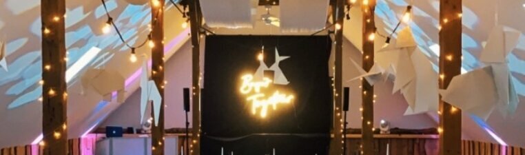BoHo Hochzeit in Essen: Die hölzernen Stühle sind typisch für eine Boho Hochzeit. BoHo Hochzeit in Essen: Die hölzernen Stühle sind typisch für eine Boho Hochzeit.